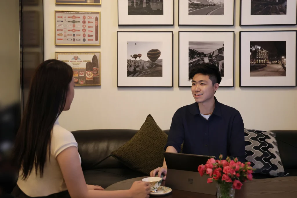 Locke Lee seo specialist consulting with a client