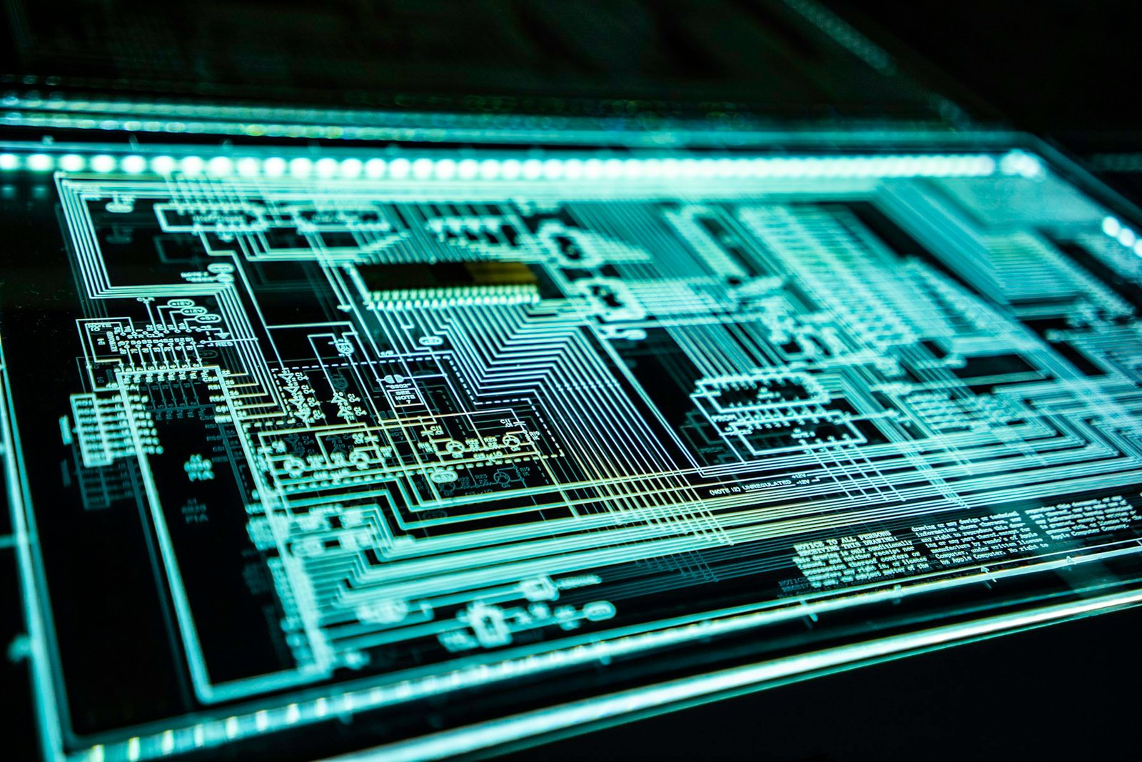 擺放手提電腦及來源檢視資料嘅研究工作枱