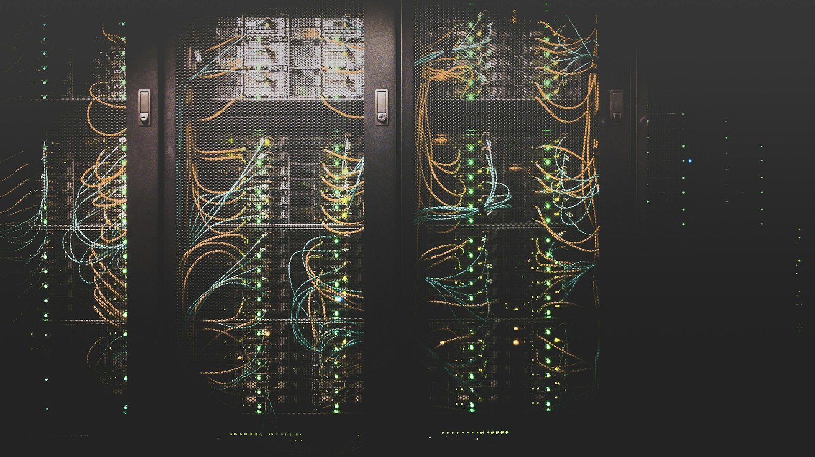 擺放手提電腦及來源檢視資料嘅研究工作枱