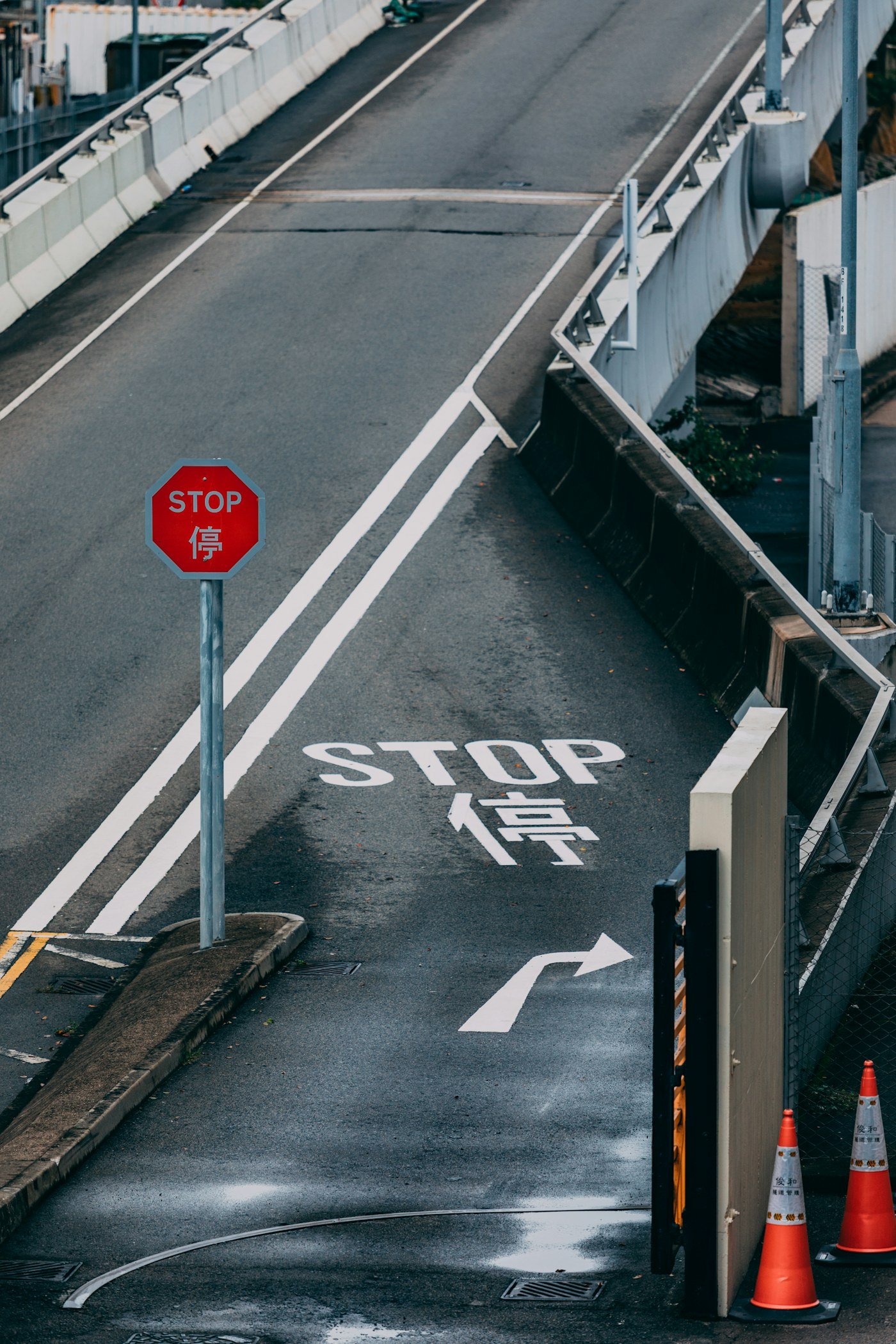 Bilingual Hong Kong road markings illustrate one consistent instruction.