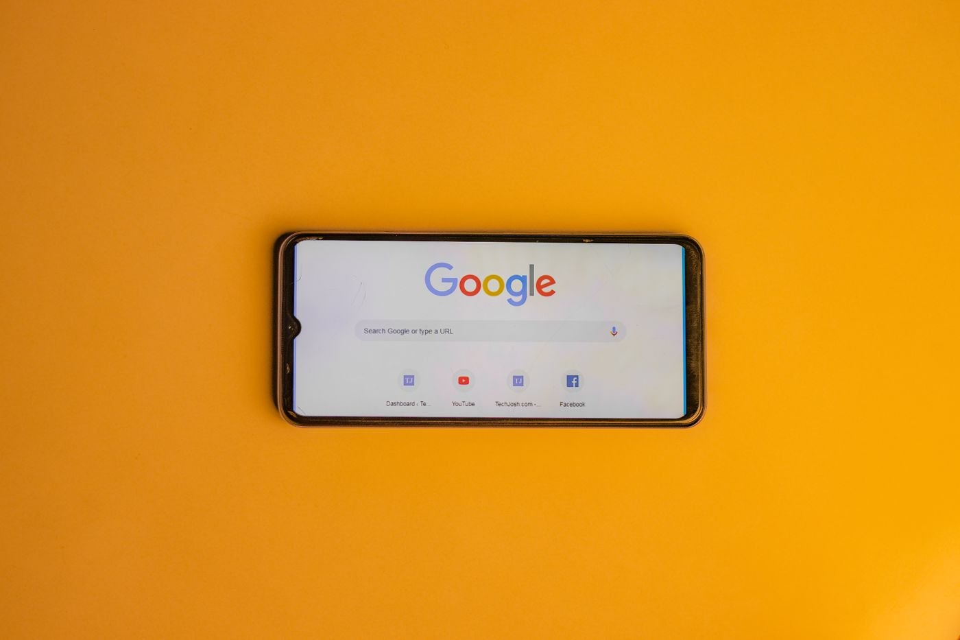 手機上的 Google 搜尋頁面實拍，呈現使用者實際進入搜尋的入口。